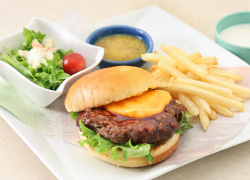 粗びきビーフチーズバーガー【スモーキーバーベキューソース】